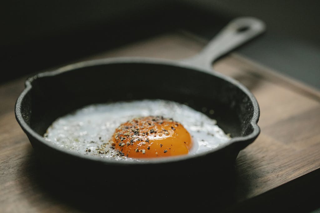 cast iron pan with fried egg